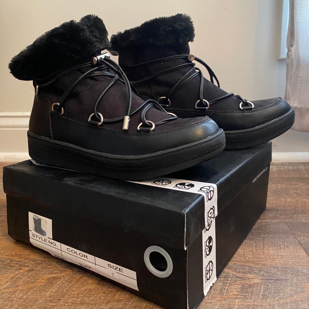 Black fur boot
